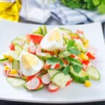 plato de ensalada con palitos de cangrejo