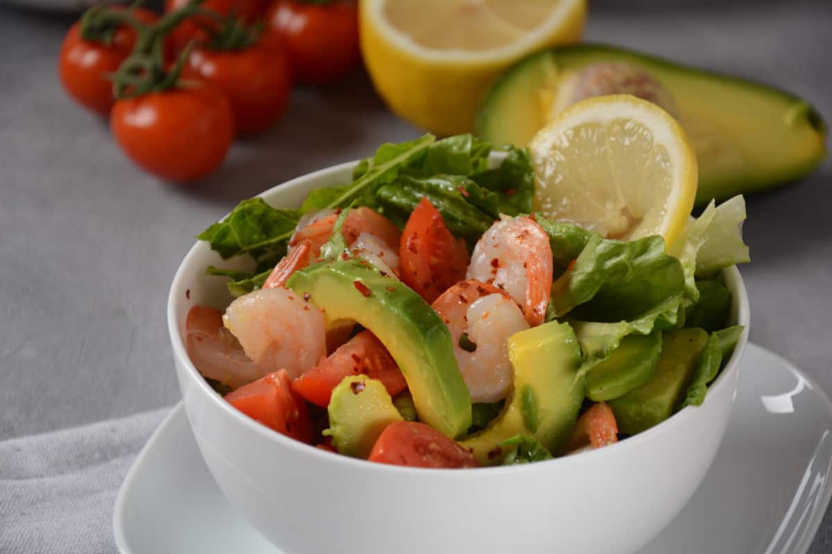 Ensalada de gambas con aguacate