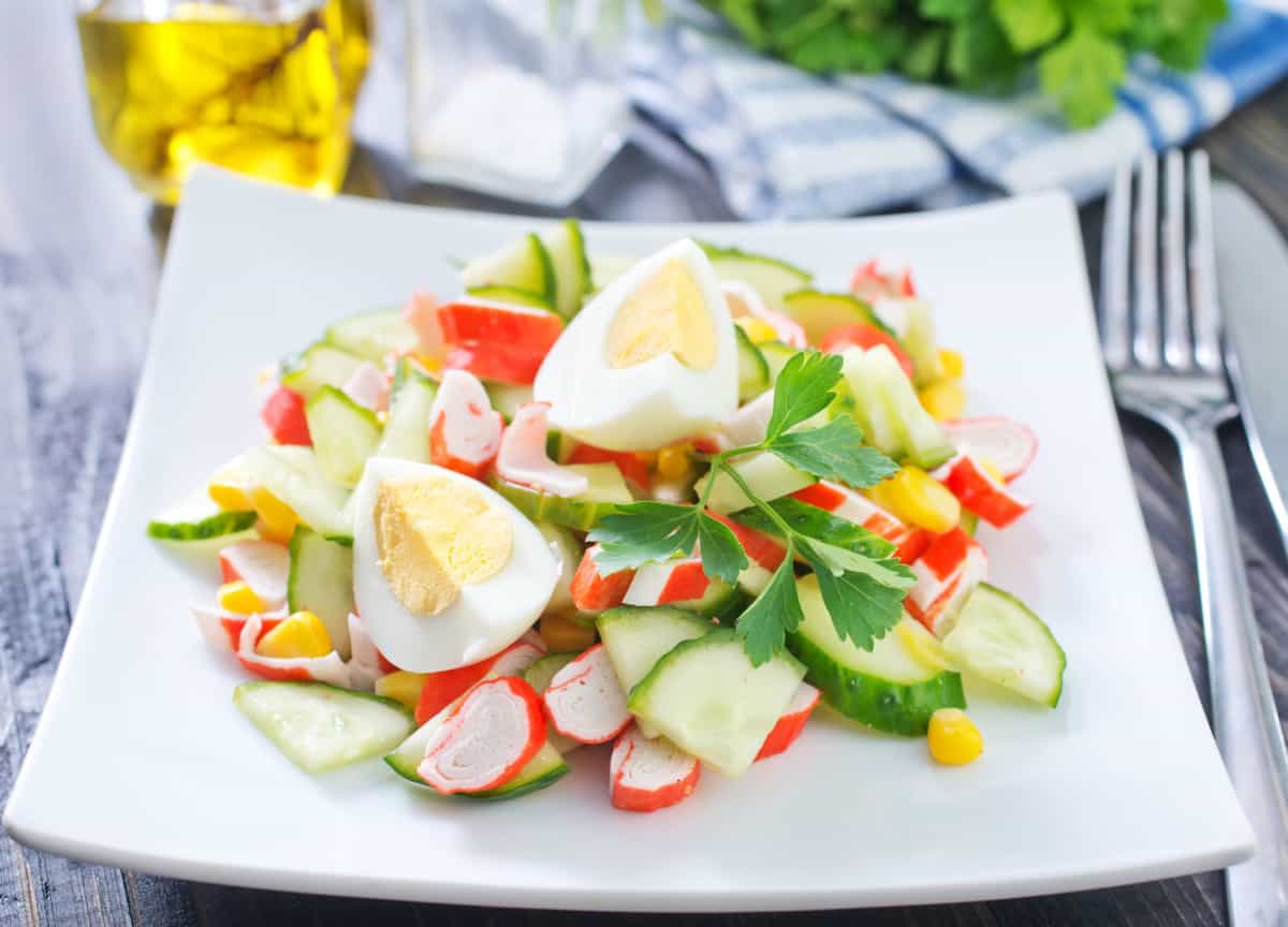 plato de ensalada con palitos de cangrejo