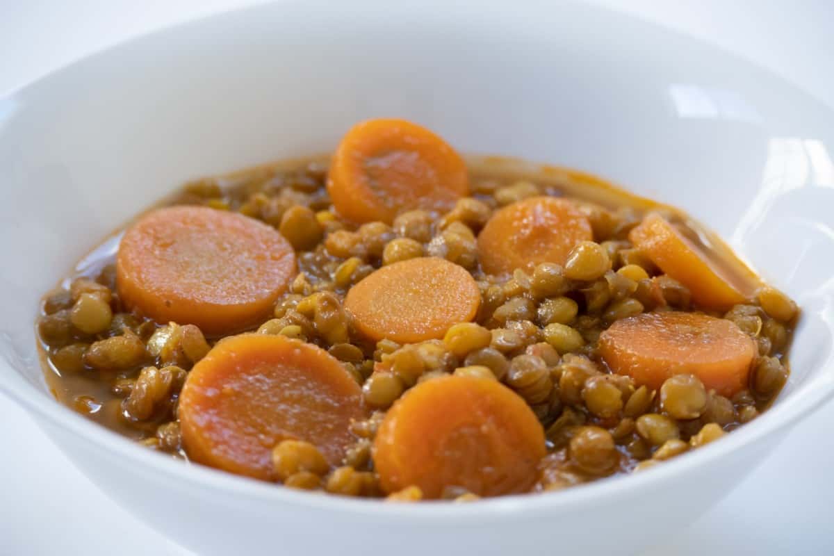 plato de lentejas con zanahorias