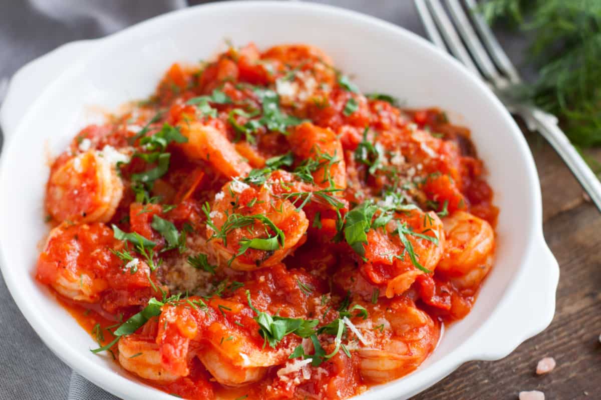 cazuela con camarones en salsa de tomate