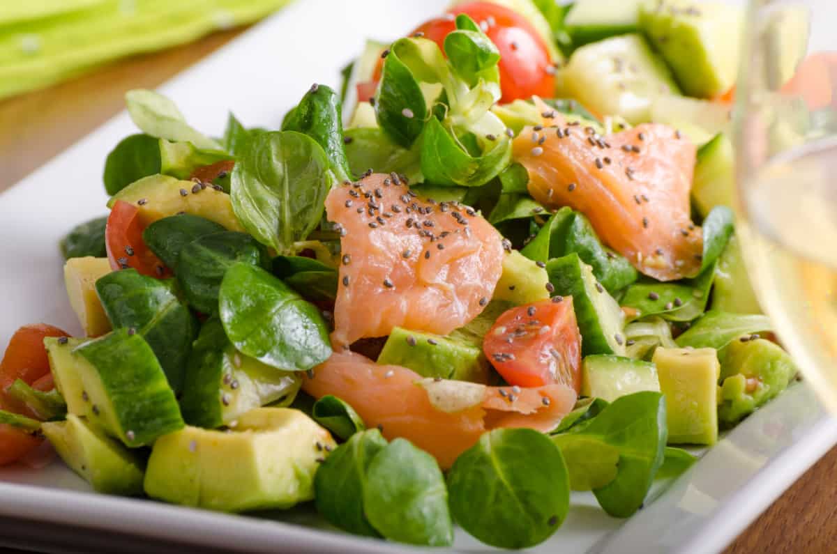 ensalada ligera con salmón y aguacate