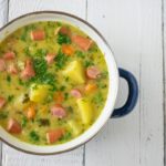 Sopa de patata con salchicha