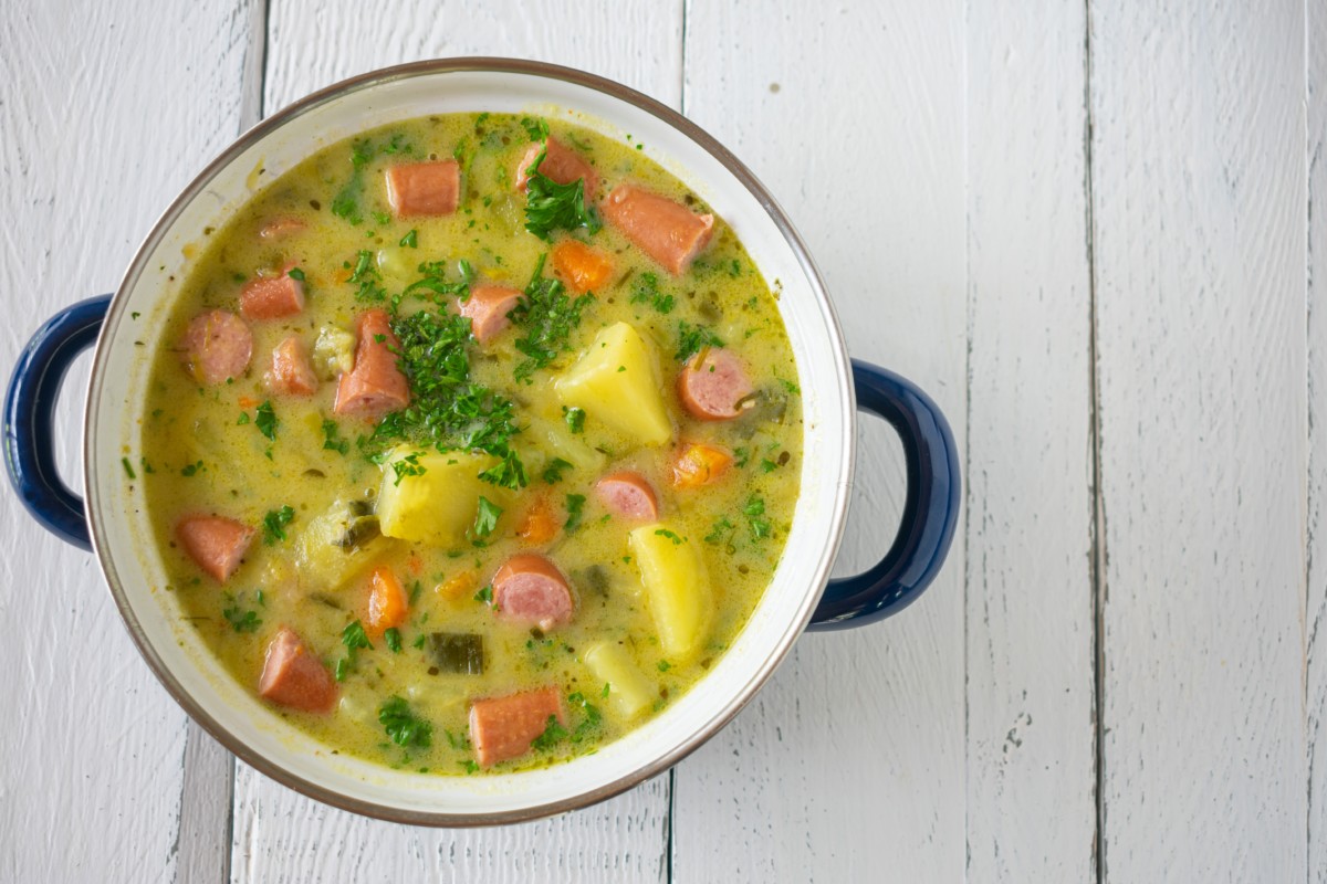 Sopa de patata con salchicha