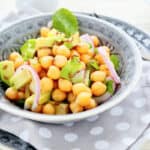 plato de ensalada de aguacate y garbanzos