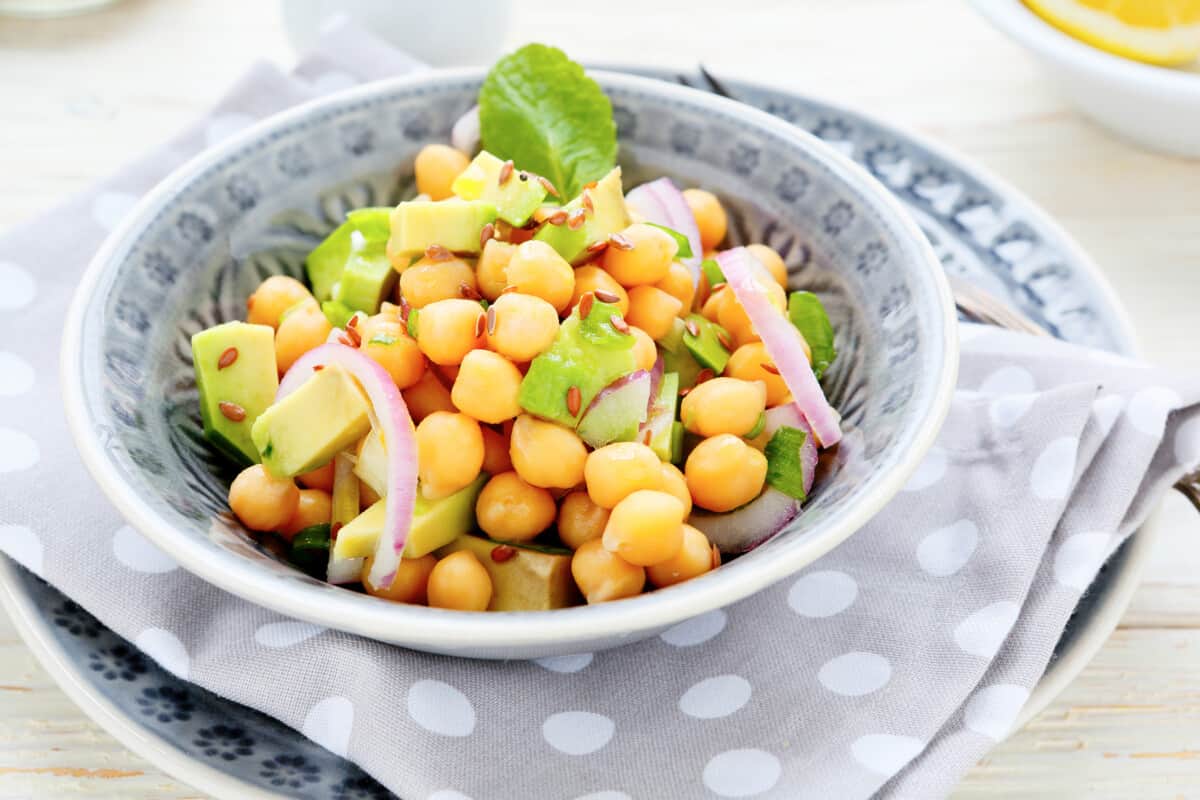 plato de ensalada de aguacate y garbanzos