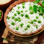 plato de arroz con guisantes verdes