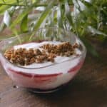 Yogur, cerezas y avena caramelizada