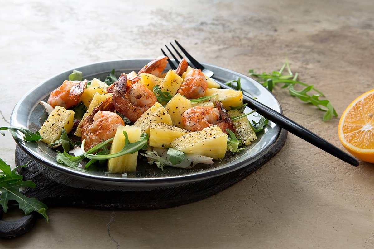 plato de ensalada de gambas con piña