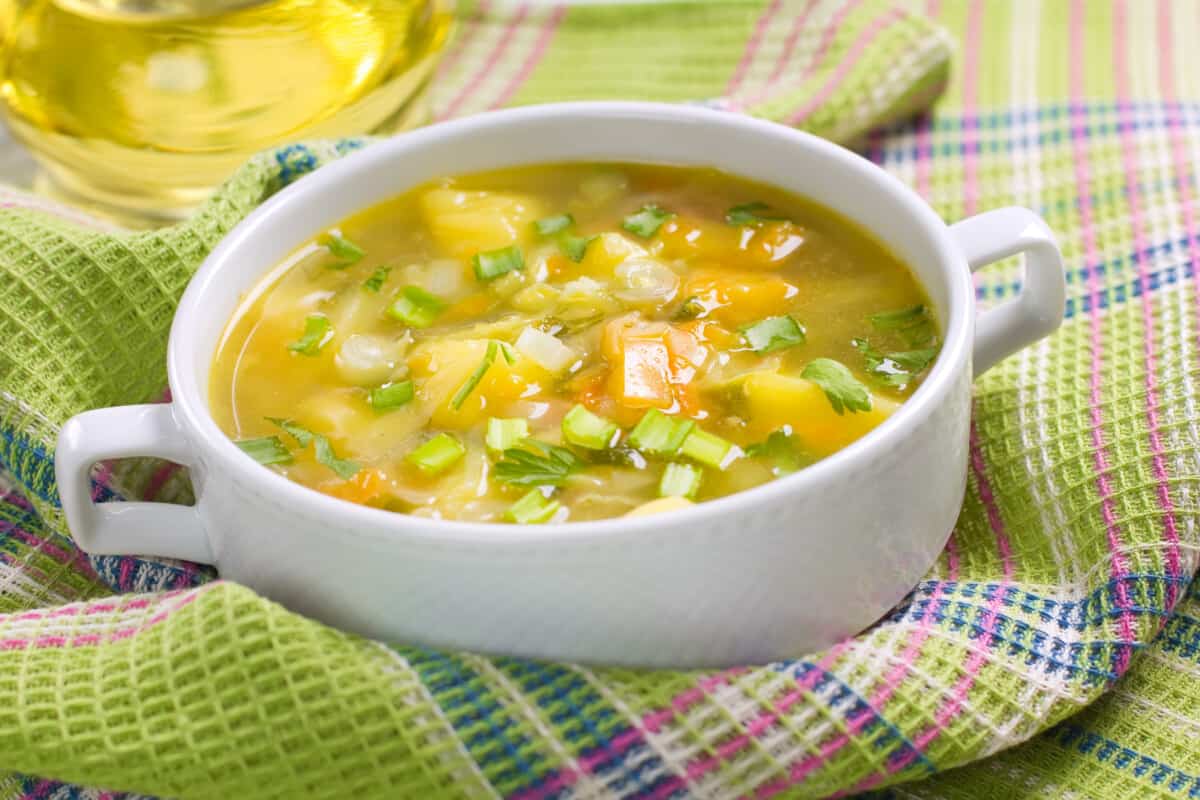 tazón de sopa de frijoles con verduras