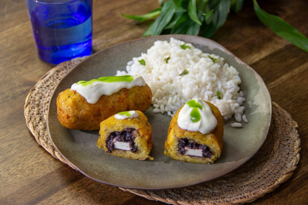 gorditas de platano rellenas de frijoles y queso