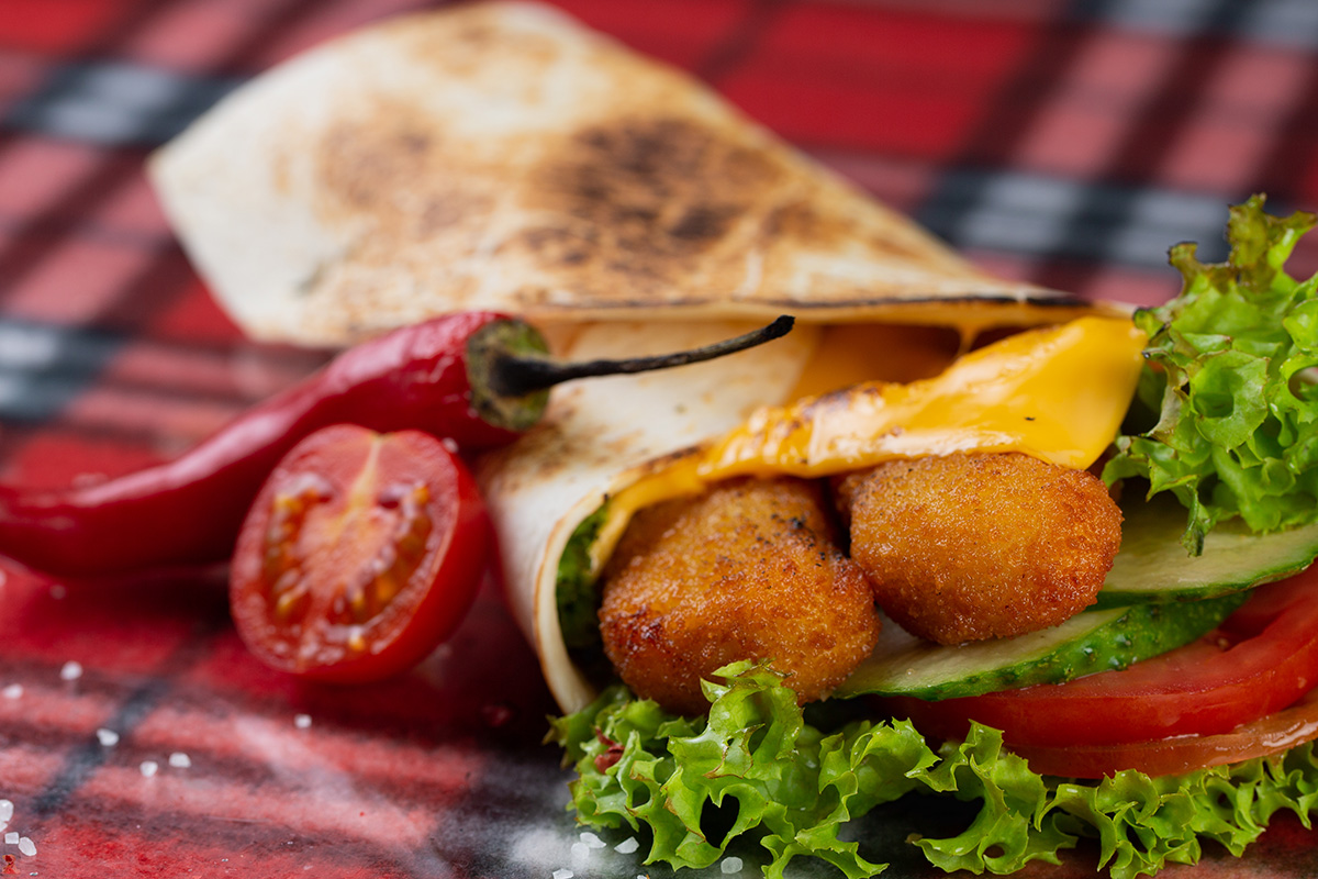 delicioso burrito relleno de nuggets