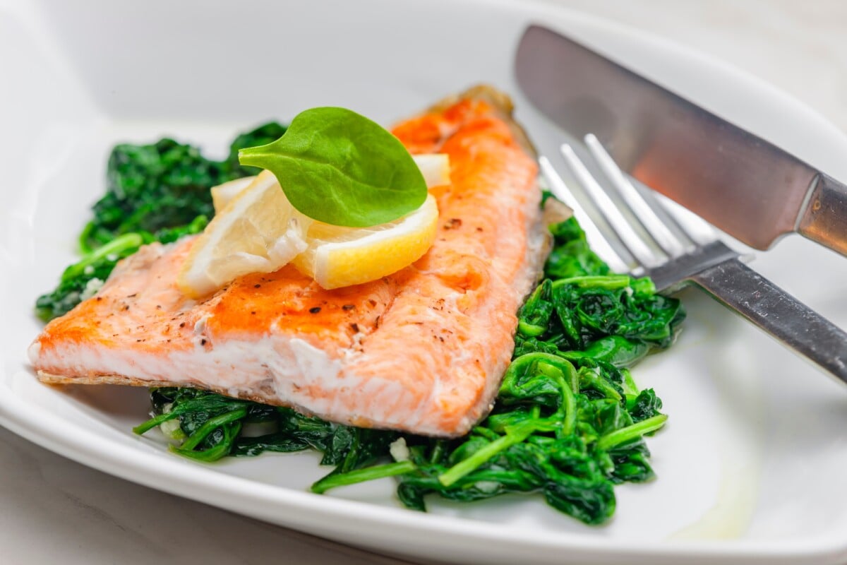 filete de salmón con espinacas salteadas