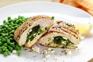 Pollo relleno de ricota, espinacas y piñones